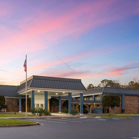 Days Inn By Wyndham Hinesville Near Fort Stewart, Newly Renovated, Free Hot Breakfast, Restaurant And Bar Exterior photo
