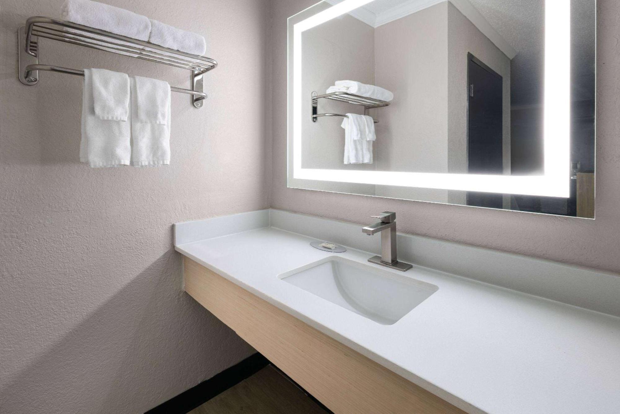 Days Inn By Wyndham Hinesville Near Fort Stewart, Newly Renovated, Free Hot Breakfast, Restaurant And Bar Exterior photo
