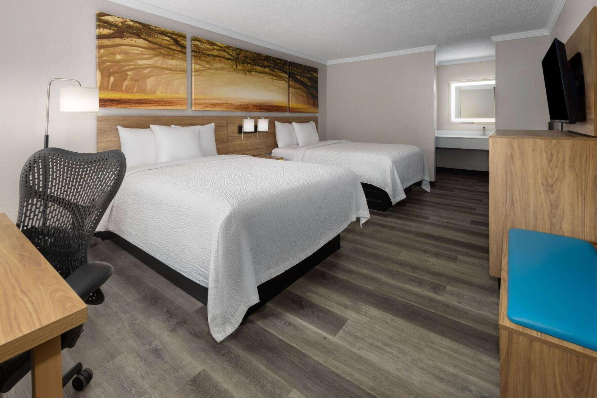 Days Inn By Wyndham Hinesville Near Fort Stewart, Newly Renovated, Free Hot Breakfast, Restaurant And Bar Exterior photo