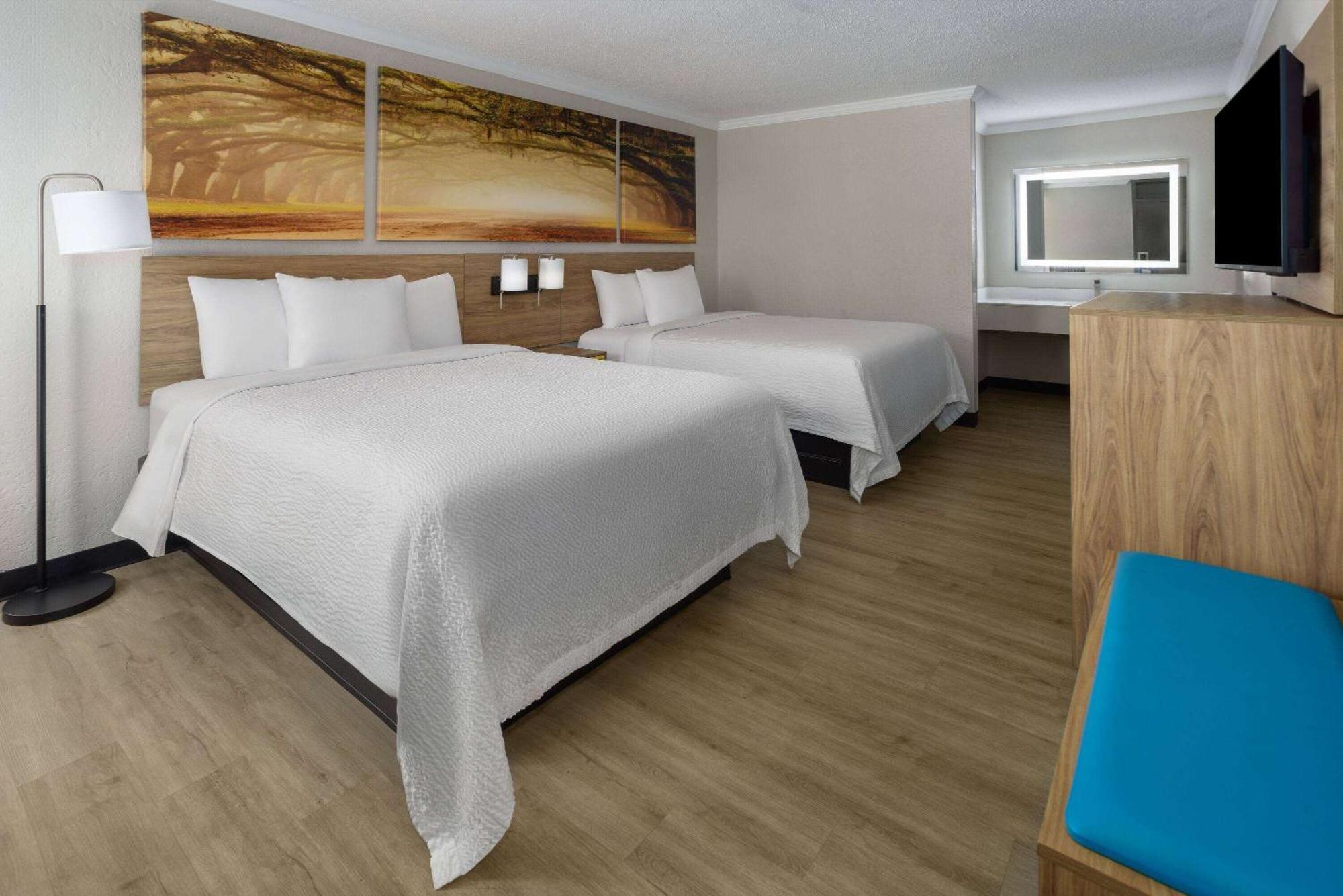 Days Inn By Wyndham Hinesville Near Fort Stewart, Newly Renovated, Free Hot Breakfast, Restaurant And Bar Exterior photo