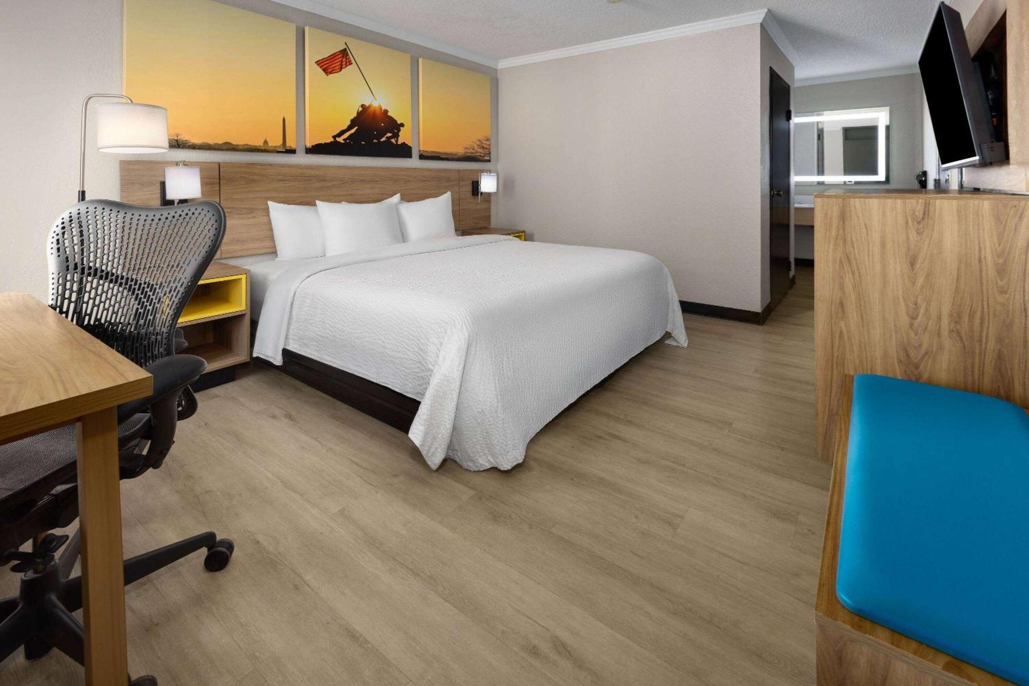 Days Inn By Wyndham Hinesville Near Fort Stewart, Newly Renovated, Free Hot Breakfast, Restaurant And Bar Exterior photo