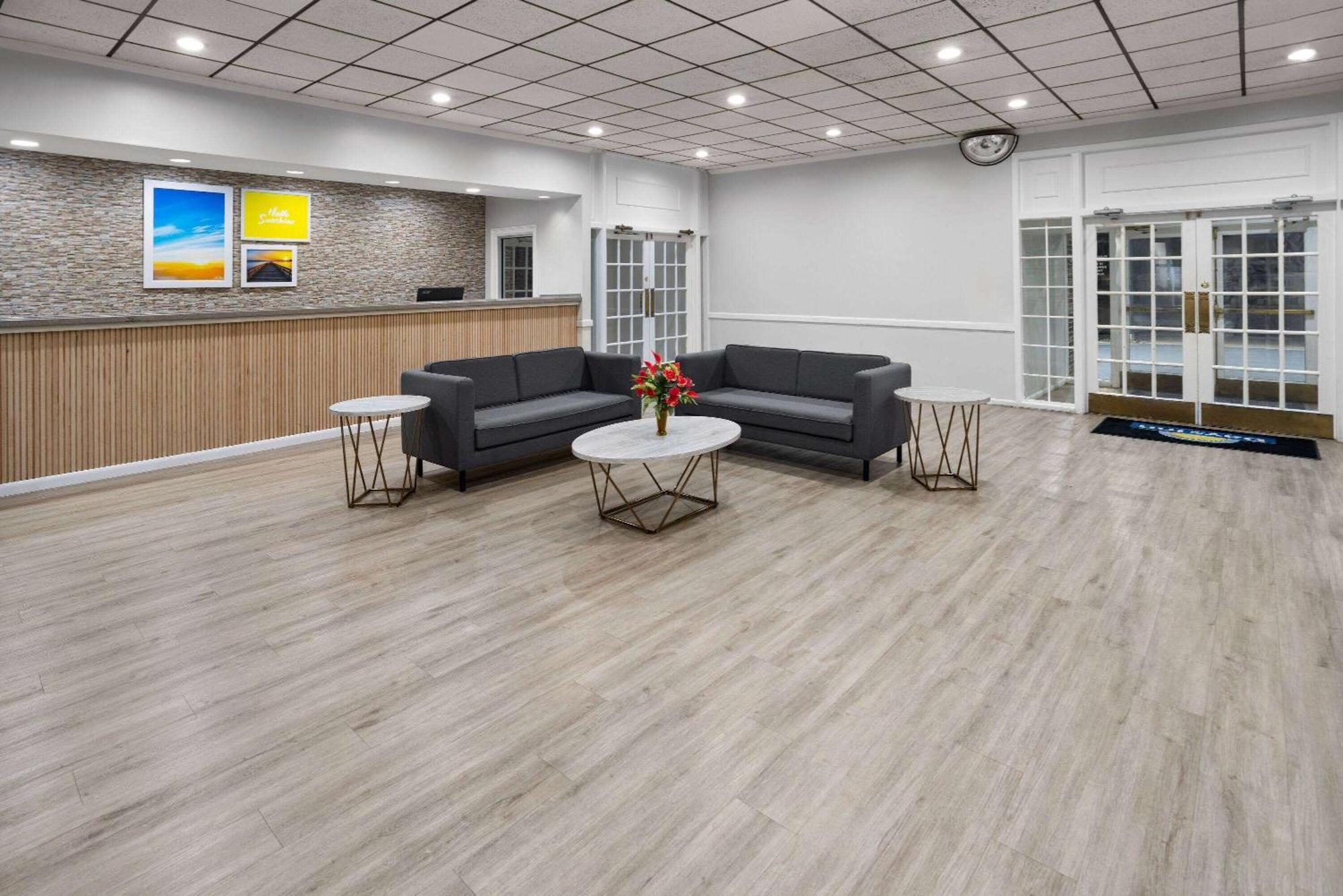 Days Inn By Wyndham Hinesville Near Fort Stewart, Newly Renovated, Free Hot Breakfast, Restaurant And Bar Exterior photo
