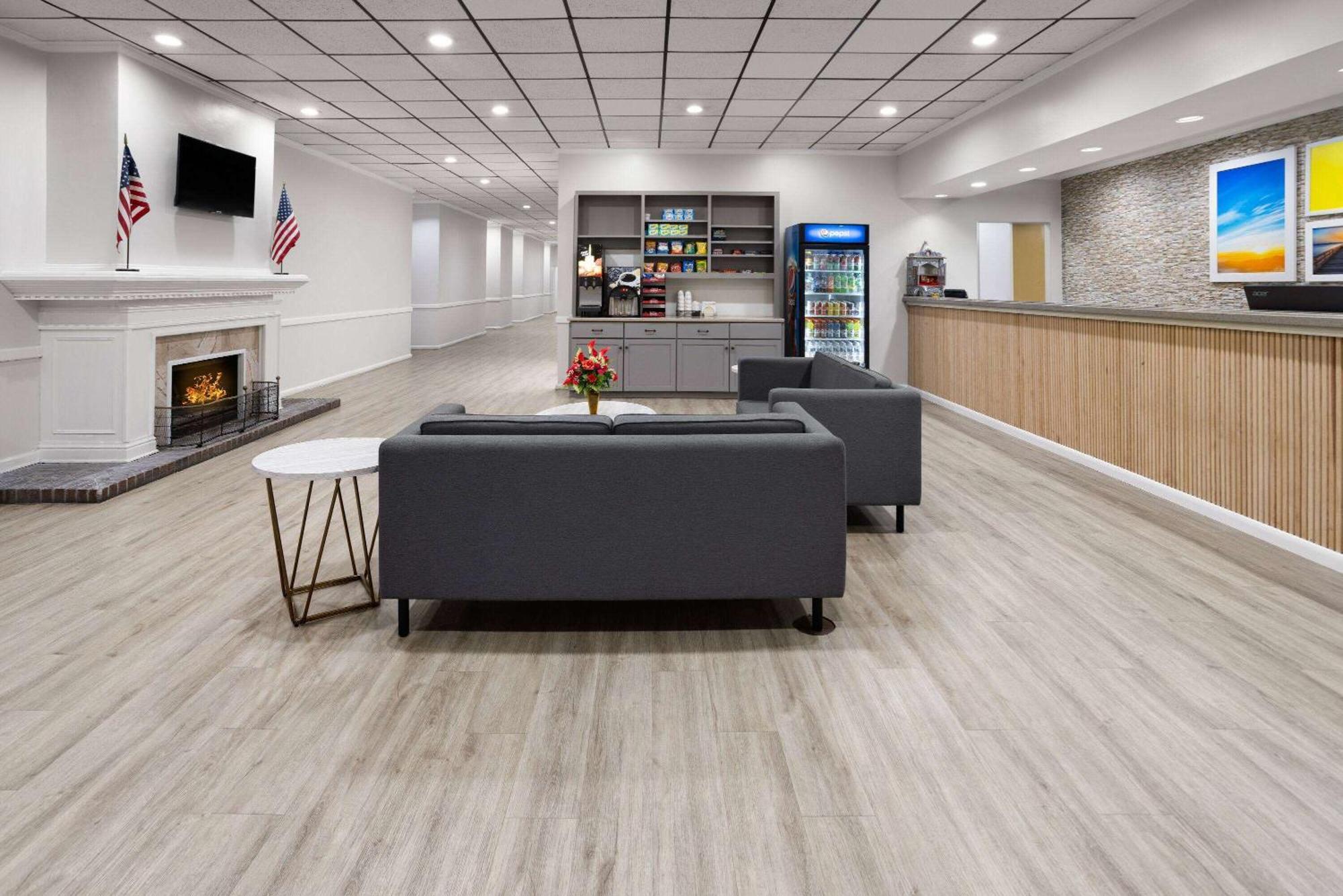 Days Inn By Wyndham Hinesville Near Fort Stewart, Newly Renovated, Free Hot Breakfast, Restaurant And Bar Exterior photo