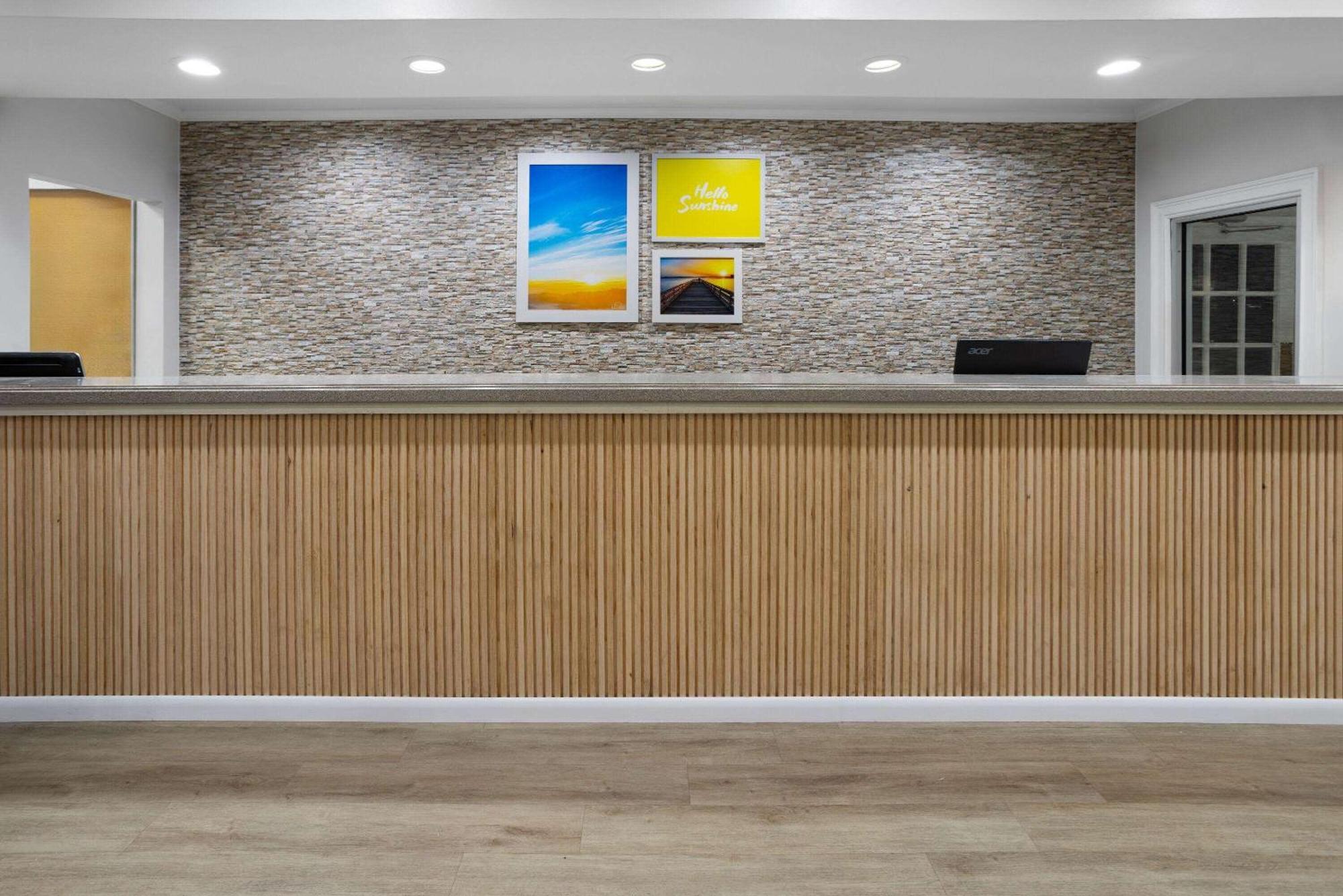 Days Inn By Wyndham Hinesville Near Fort Stewart, Newly Renovated, Free Hot Breakfast, Restaurant And Bar Exterior photo