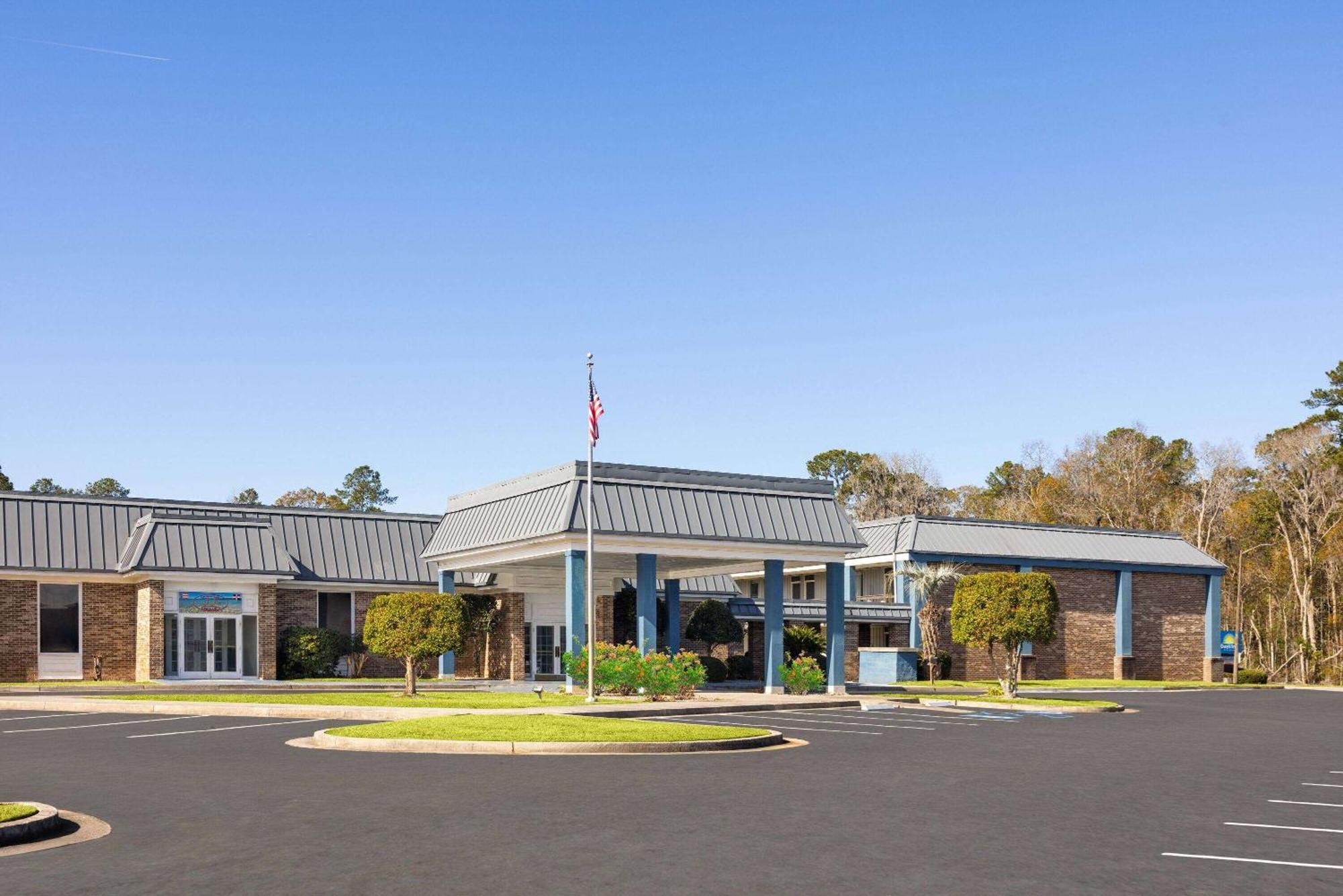 Days Inn By Wyndham Hinesville Near Fort Stewart, Newly Renovated, Free Hot Breakfast, Restaurant And Bar Exterior photo