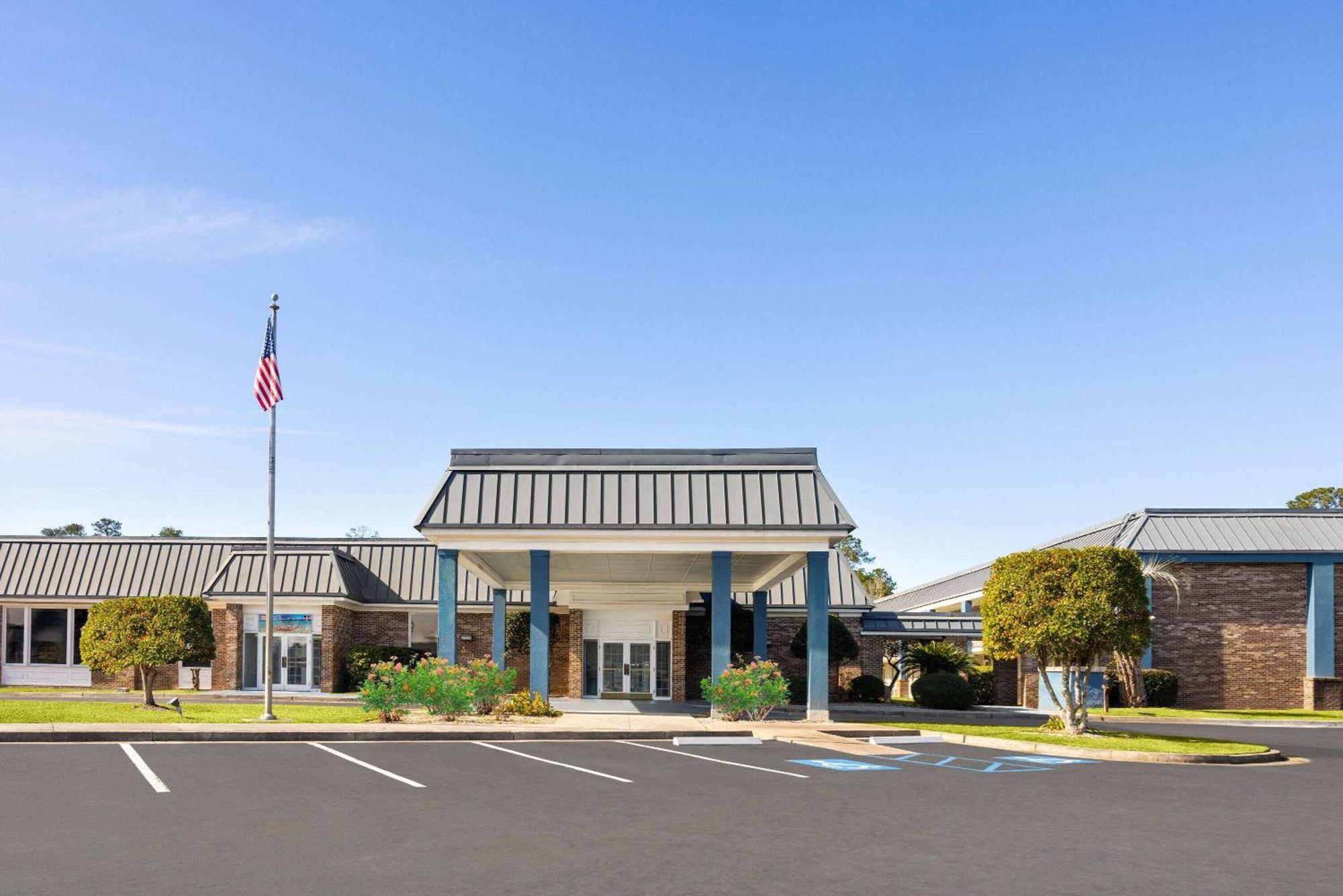 Days Inn By Wyndham Hinesville Near Fort Stewart, Newly Renovated, Free Hot Breakfast, Restaurant And Bar Exterior photo