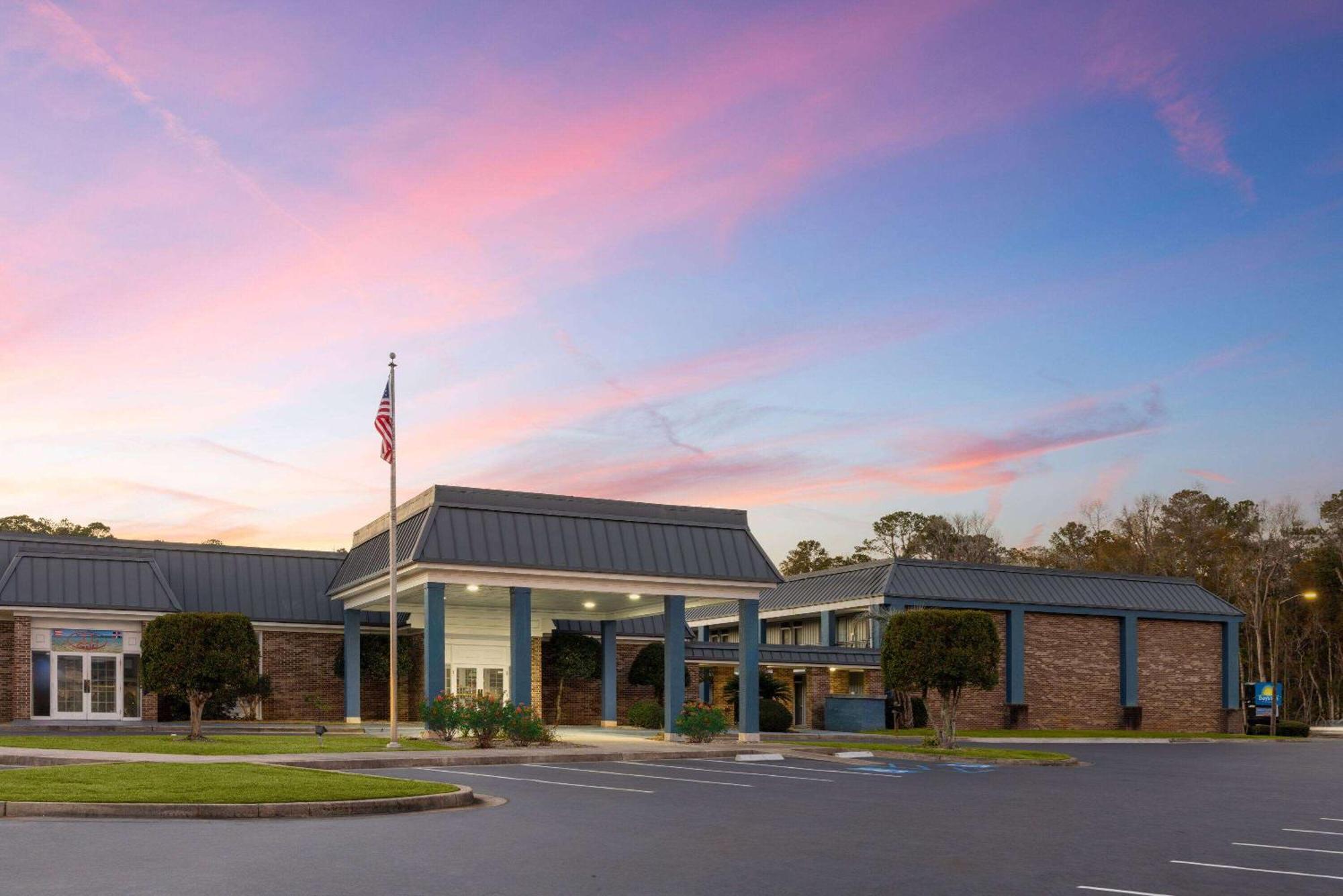 Days Inn By Wyndham Hinesville Near Fort Stewart, Newly Renovated, Free Hot Breakfast, Restaurant And Bar Exterior photo
