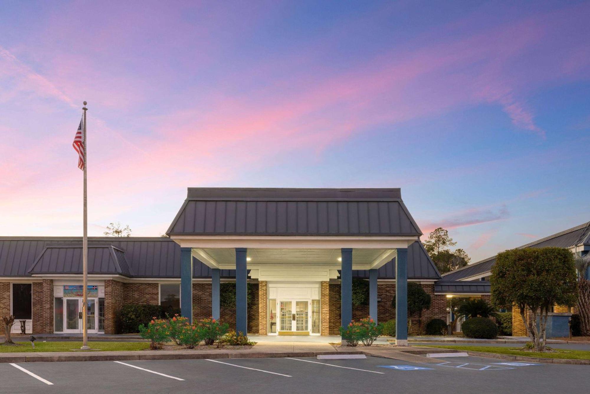 Days Inn By Wyndham Hinesville Near Fort Stewart, Newly Renovated, Free Hot Breakfast, Restaurant And Bar Exterior photo